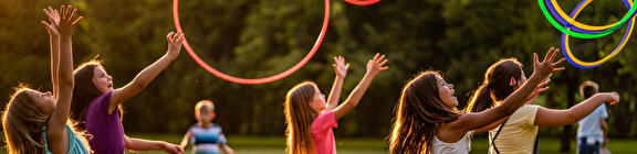 Kinderen spelen met hoepels