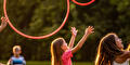 Kinderen spelen met hoepels