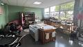 De kraamwinkel met ledikantjes, kinderzitjes, kinderwagens en kinderkleding